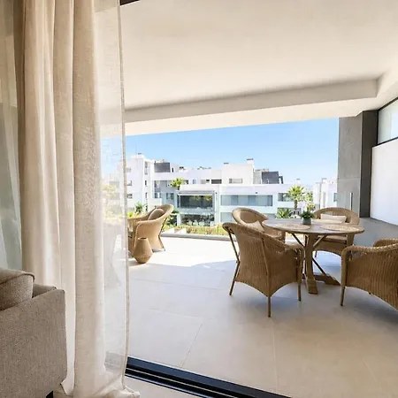 Elegant Retreat With Terrace, Pools & Gym *