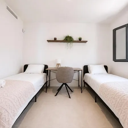 Elegant Retreat With Terrace, Pools & Gym *