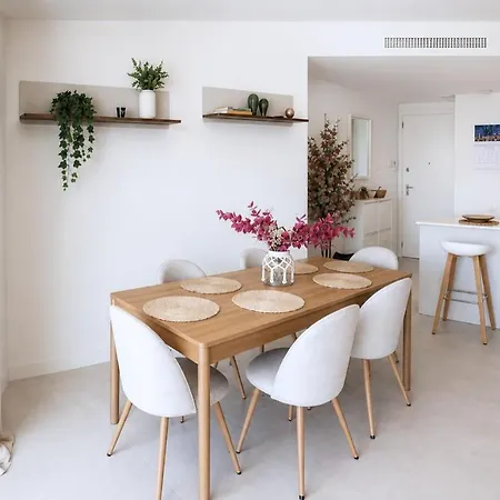 Lejlighed Elegant Retreat With Terrace, Pools & Gym Estepona