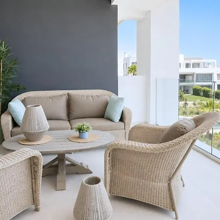 Lejlighed Elegant Retreat With Terrace, Pools & Gym Estepona