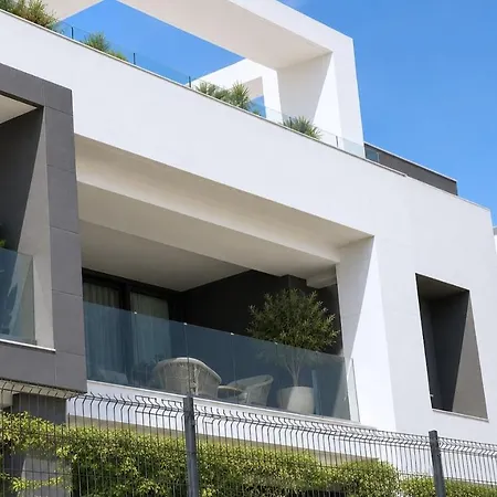 Elegant Retreat With Terrace, Pools & Gym *
