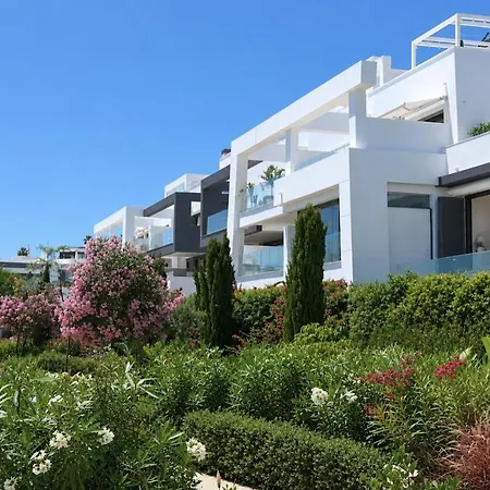 Elegant Retreat With Terrace, Pools & Gym Lejlighed